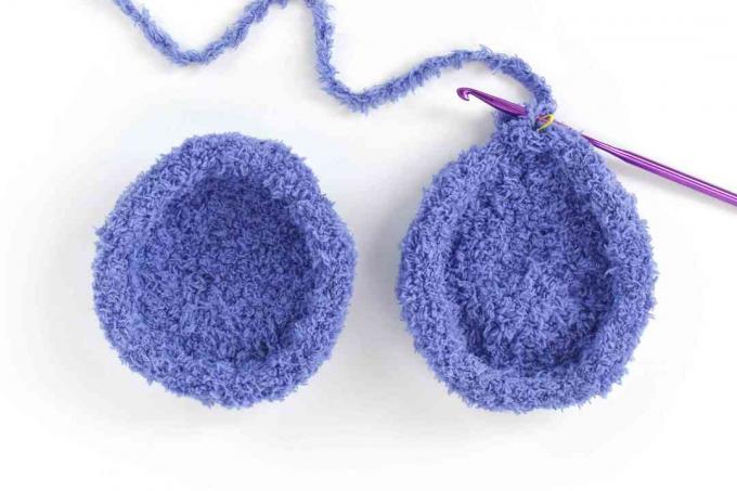 Dos tazas de crochet para hacer un cuerpo de pulpo