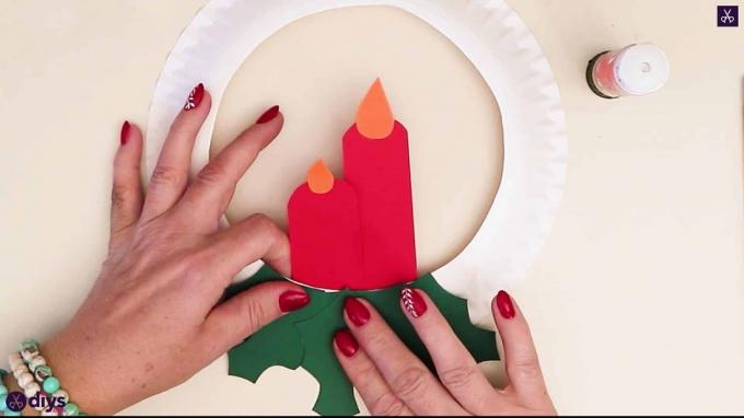 Couronne d'assiette en papier avec un fond de presse à bougie