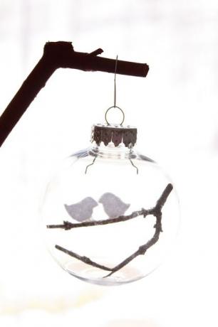 Façons créatives de remplir des ornements en verre transparent