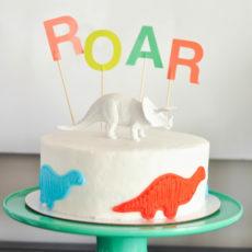 Gâteau d'anniversaire dinosaure rugissant
