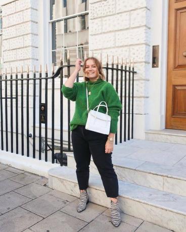 Zimní rutina péče o pleť: Hannah Gale nosí zelený svetr a džíny