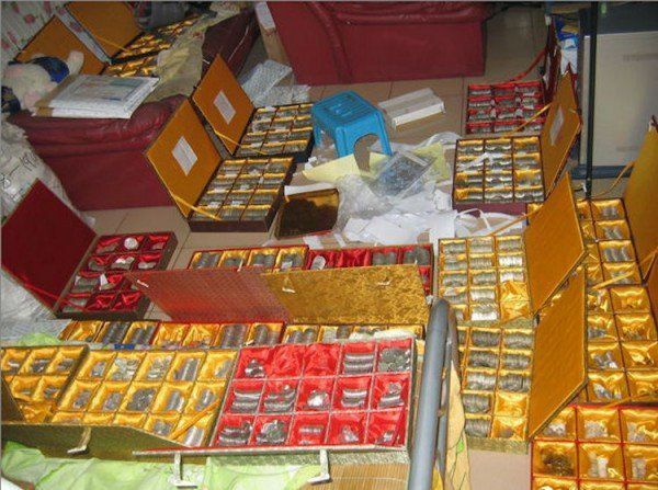 Na tisoče ponarejenih kovancev je v škatli udaril kitajski prstan za ponarejanje.
