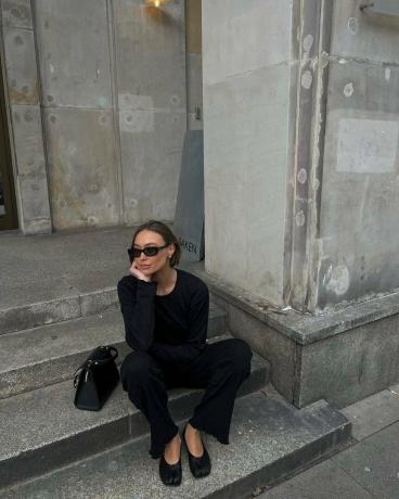 @martynakarolak, обута в черни обувки Maison Margiela Tabi