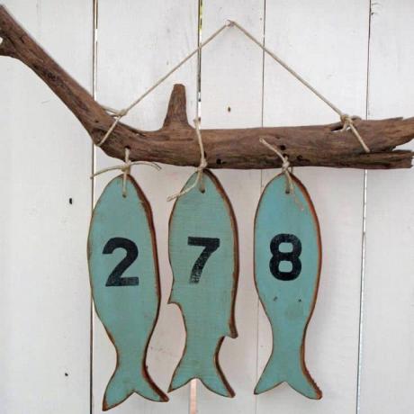 Numere de pește din lemn și ramuri