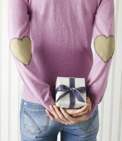 Diy दिल के आकार का कोहनी पैच स्वेटर