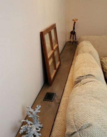 Дървена маса за диван с изход