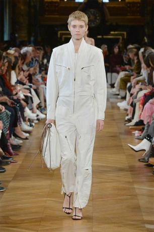 Модни тенденции пролет лято 2019: бял бойлер костюм на Stella McCartney