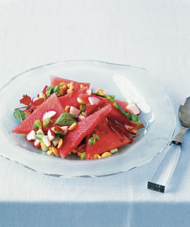 Wassermelonensalat mit Minze und knusprigem Prosciutto