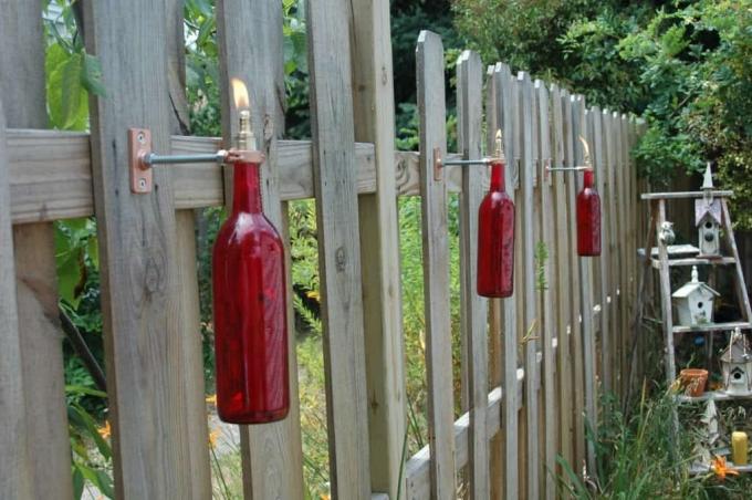 Monte edilmiş şişe çit meşaleleri