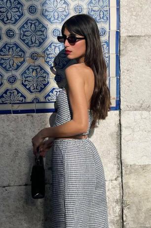 Capsule-Garderobe im französischen Girl-Style: @tamaramory trägt eine minimalistische Sonnenbrille