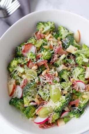 Lahodný brokolicový salát se slaninou a krémovou, pikantní zálivkou. Můžete to také udělat dopředu!
