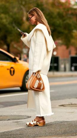 Niujorko mados savaitės gatvės stiliaus tendencijos 2019 m.: Visos baltos aprangos idėjos su baltu mezgimu ir džinsiniu sijonu su klumpėmis