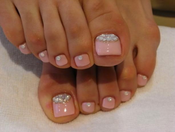 Glitter nail chic pinka and white toe nail art nápady na léto s bílým třpytem glitter design nehty 768x576