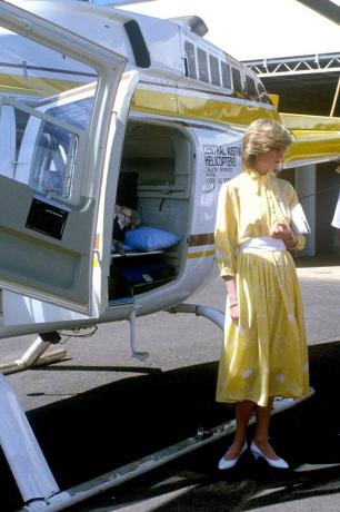 Tenues de vacances de la princesse Diana: dans une robe midi fleurie jaune en Australie