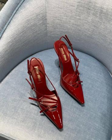 tacchi rosso ciliegia di Miu Miu