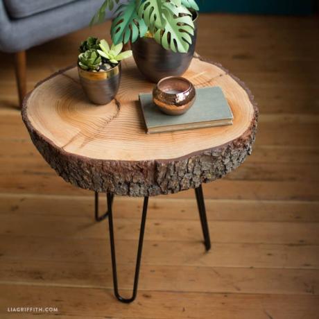 Łatwy stół z kawałkami drewna i szpilką do włosów