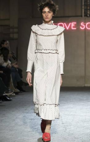 gaun ganni terbaik: gaun polka dot di ganni runway a/w 2017