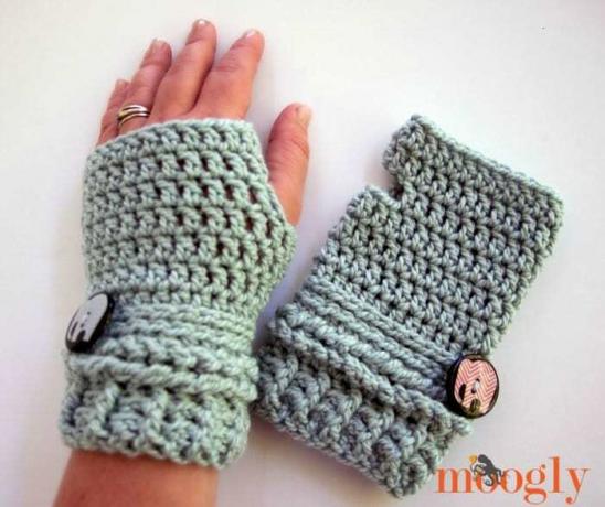 かぎ針編みの可愛らしい指なし手袋
