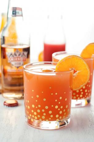 Kierretty persikan mimosas -cocktail