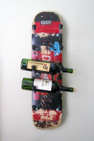 Weinregal aus recyceltem Skateboard